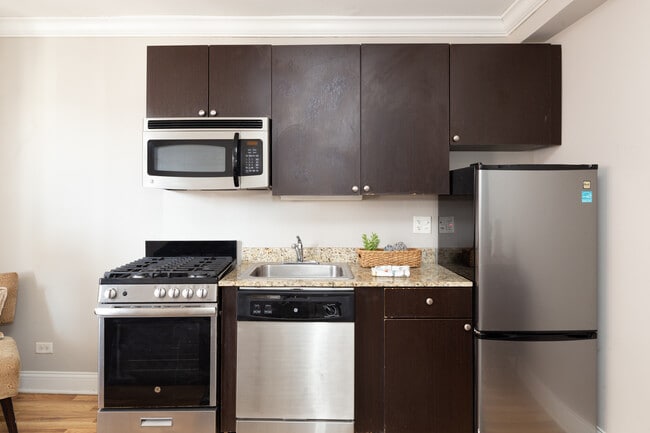 Building Photo - 839 Diversey