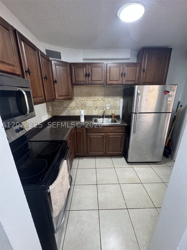 Building Photo - 1643 NE Miami Gardens Dr