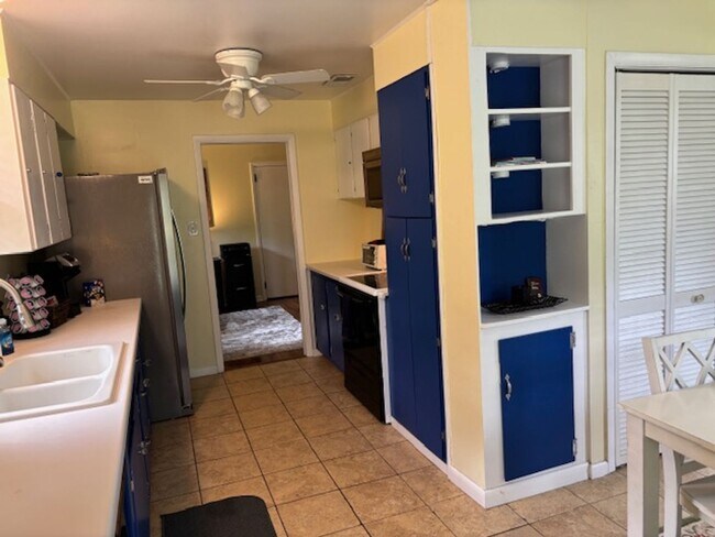 Building Photo - Knoxville 37921 - 3 bedroom, 1 Bath Upstairs Unit,  - Contact Troy Adams (865) 233-6949