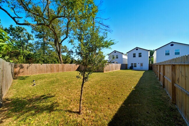 Building Photo - 4615 Ireland St
