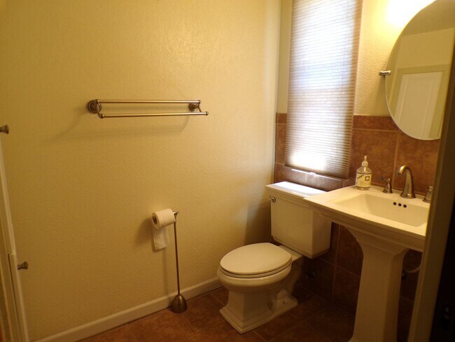 Building Photo - Charming 3 bedroom Home Near Beyer High School