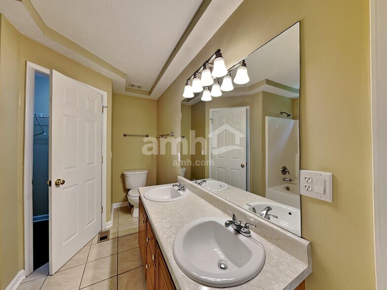 Building Photo - 717 Veneta View Dr