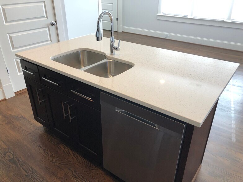 Building Photo - 2121 Roslyn Ave