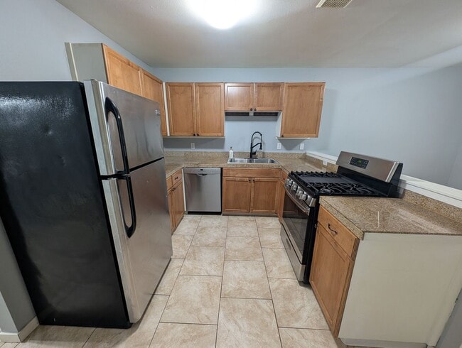 Building Photo - Large 3 Bedroom Corner Unit in The Heart of Gig Harbor! Available Now! $500 Off 1st MONTHS RENT!