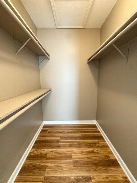 Building Photo - 517 Gillis St