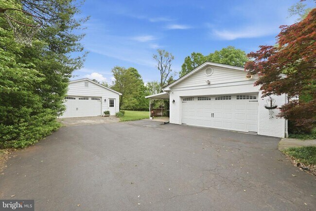 Building Photo - 9809 Sunset Dr