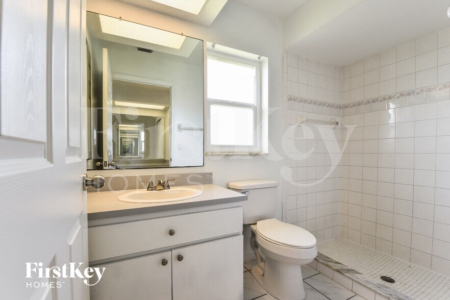 Building Photo - 633 SW 9th Ave