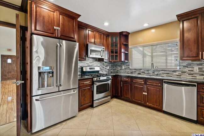 Building Photo - 666 W Lexington Dr