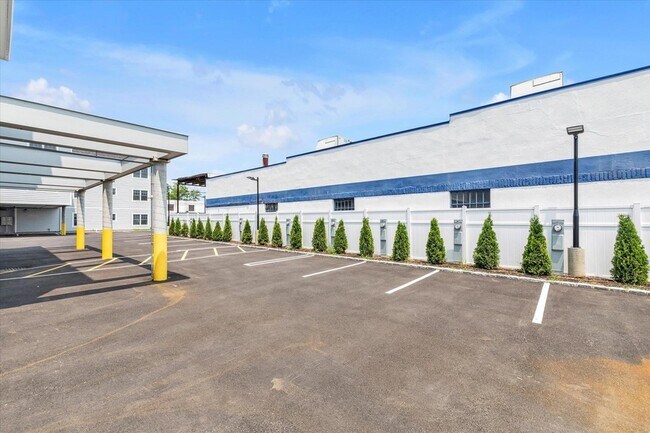 Building Photo - 20 Secatoag Ave