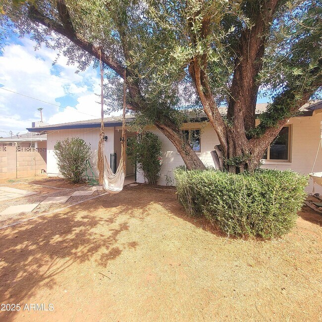 Building Photo - 1229 E Manhatton Dr