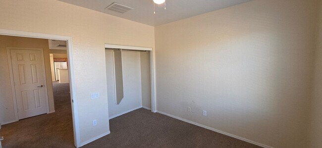 Building Photo - Sky Pointe Dr