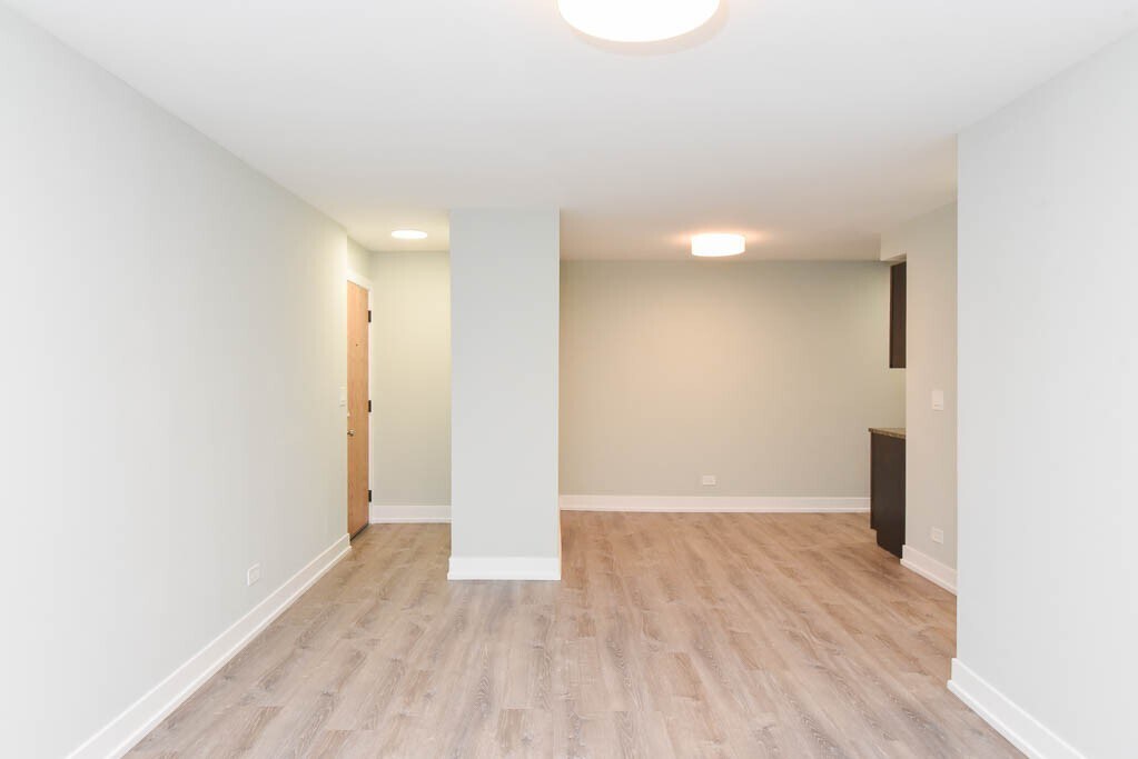 Building Photo - 450 W Barry Ave
