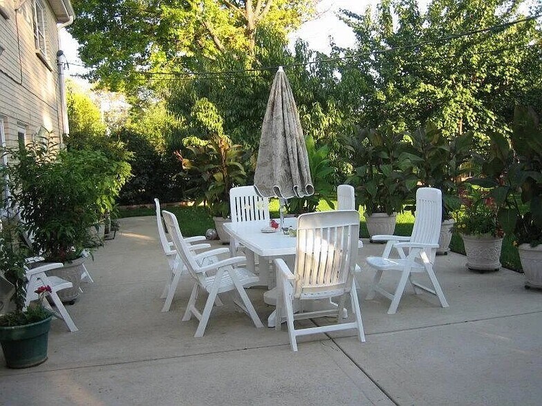 Building Photo - 217 E Valley Ln