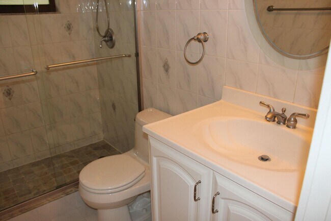 Building Photo - 4327 Palm Forest Dr N