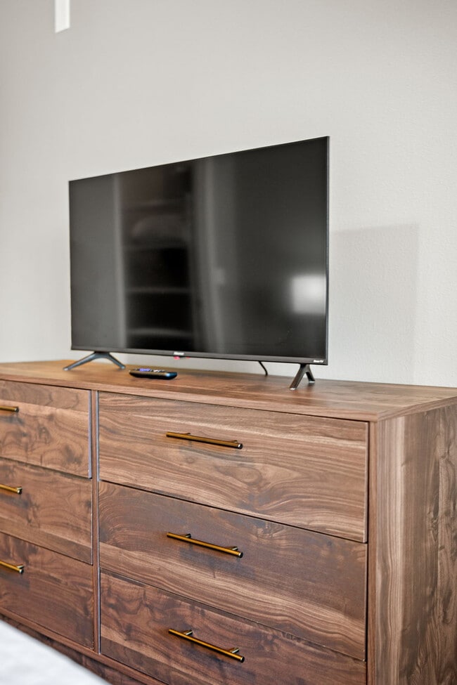 Building Photo - 8350 Cascade Ave