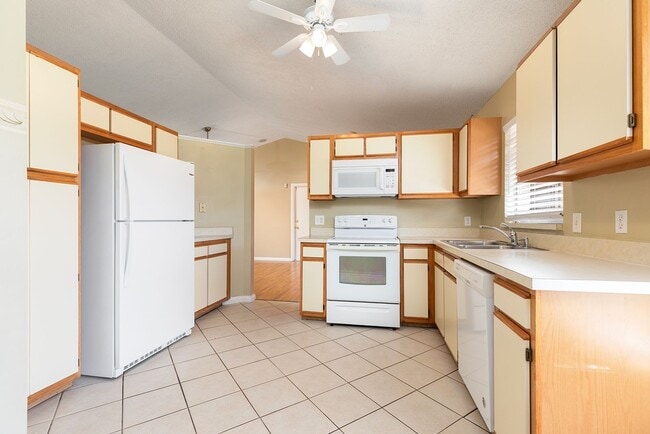 Building Photo - SUPER LOCATION FOR THIS 3/2 w 2 car garage home!!