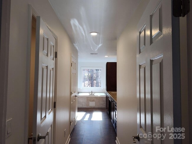 Building Photo - 5206 Dunrobin Ln