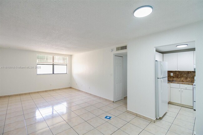 Building Photo - 606 W 81st St