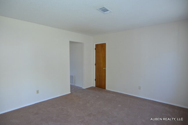 Building Photo - 2 Bedroom Duplex - Section 8 Accepted