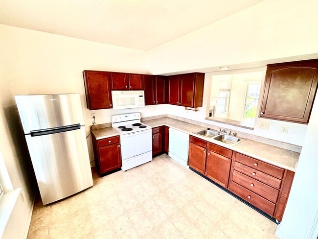 Building Photo - 3 Bedrooms, 2.5 Baths, and a Secret Agent Garage!