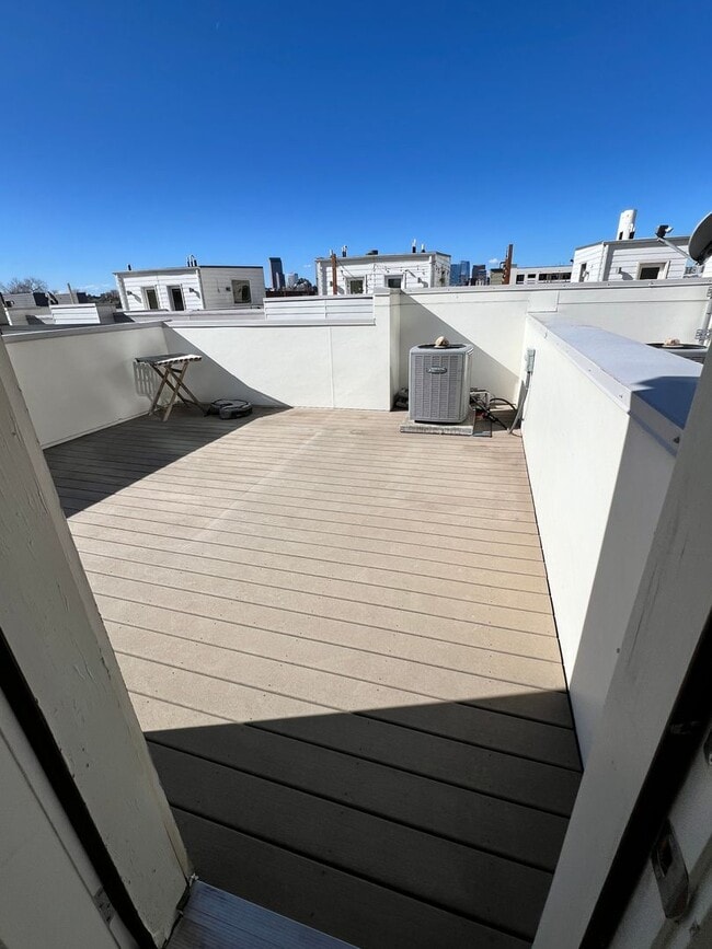 Building Photo - Luxury Slot-Style Town Home in the Heart of RiNo