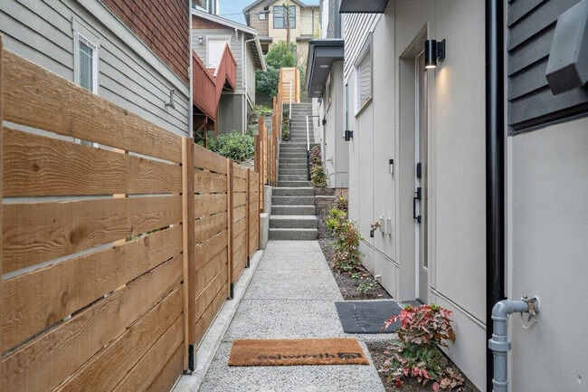 Building Photo - 34 W Cremona St