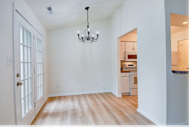 Building Photo - 2393 London Pointe Dr