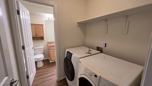 Building Photo - 3 Bed, 2.5 Bath - Beautiful Mountain Views - Close to JBER!