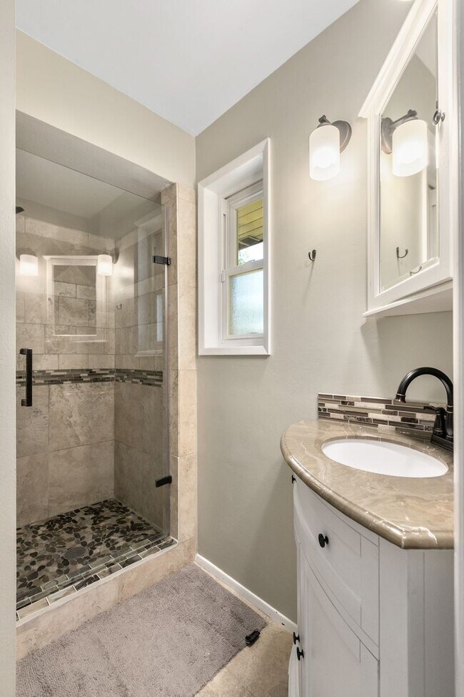 Building Photo - 4bd/2.75ba Seattle House