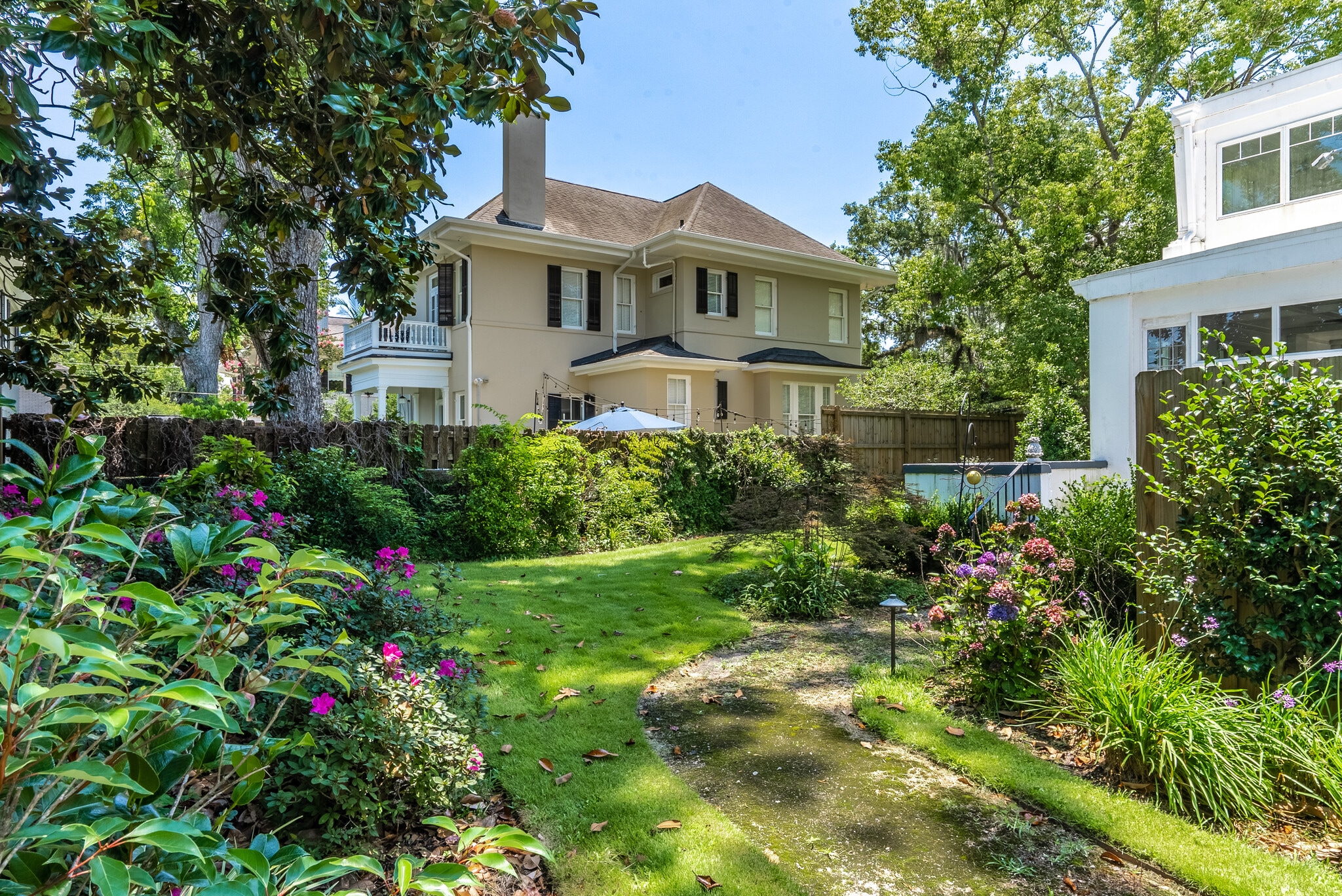 Building Photo - 602 E Victory Dr