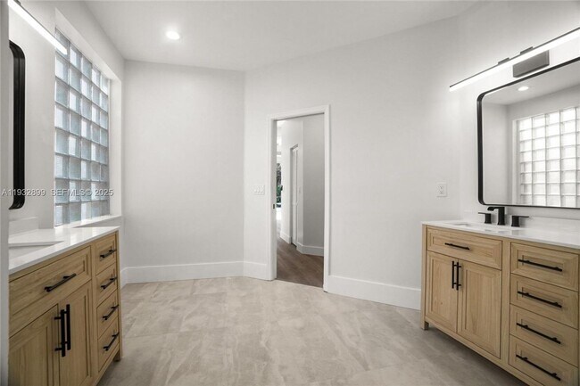 Building Photo - 2611 Oakbrook Ln