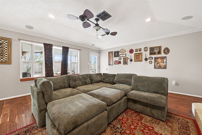 Building Photo - 805 Camelot Ln