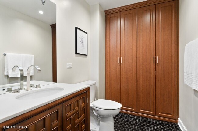 Building Photo - 312 N May St