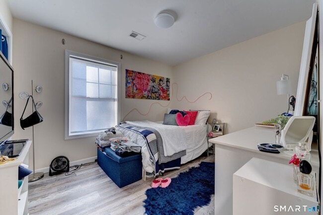 Building Photo - 15 Hillyndale Rd