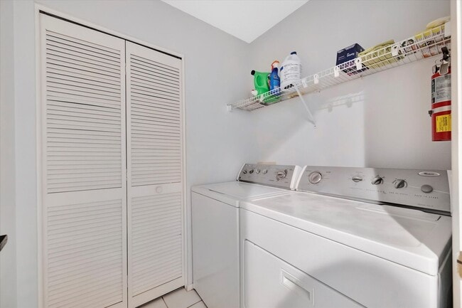 Building Photo - Golf Membership Included • 6-12 Months Lease • Furnished 2 Bedroom Condo