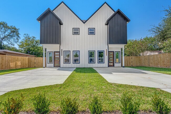 Building Photo - 5642 Hirondel St