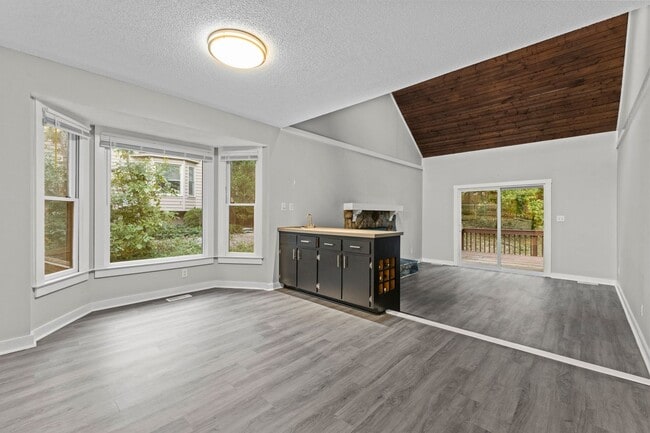 Building Photo - Newly Updated 2 Bedroom, 2 Bath Duplex nea...