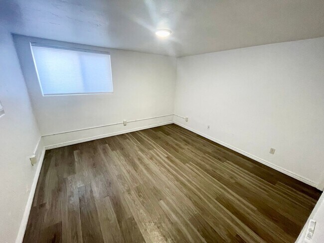 Building Photo - Super Cute 1bd/1b- Downtown - Pet Friendly! Available NOW!