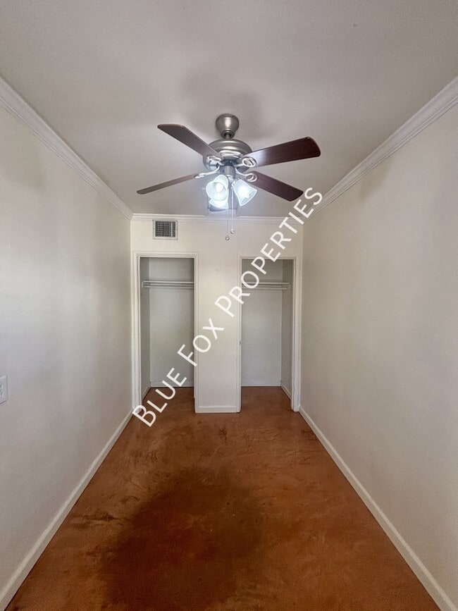 Building Photo - 925 E Adams St