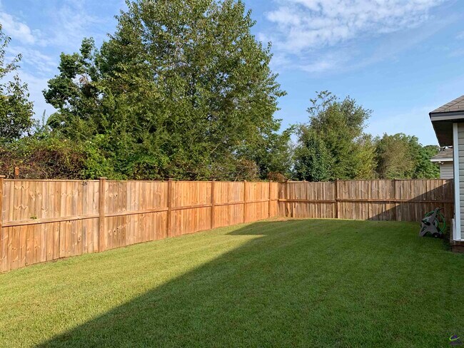 Building Photo - 110 Amber Dr