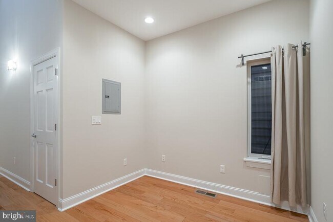 Building Photo - 724 N 3rd St