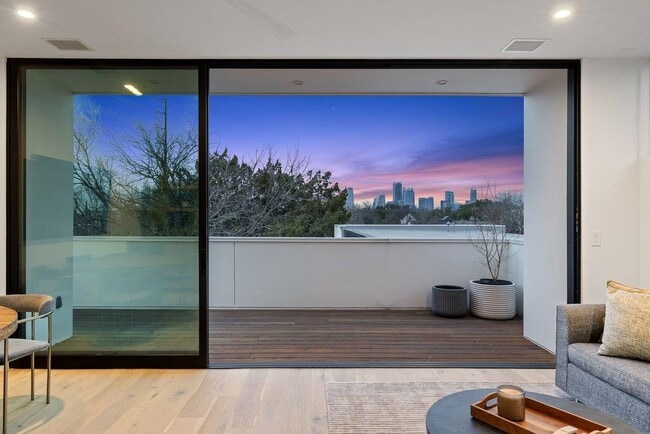 Building Photo - 910 W Johanna St