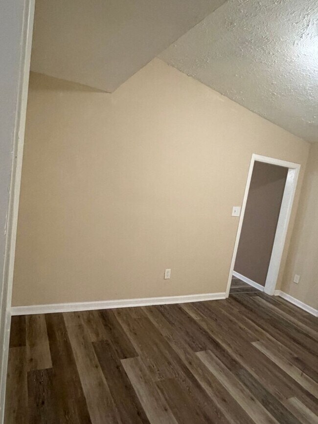 Building Photo - 3320 Ridgeland Dr