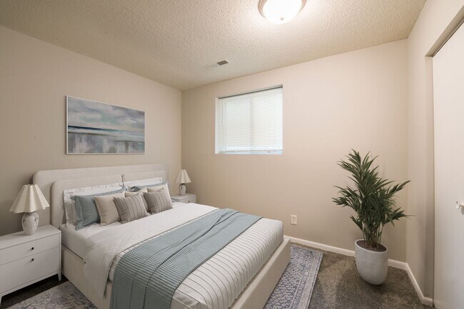 Building Photo - 5590-5592 Timber Lane Shorewood MN