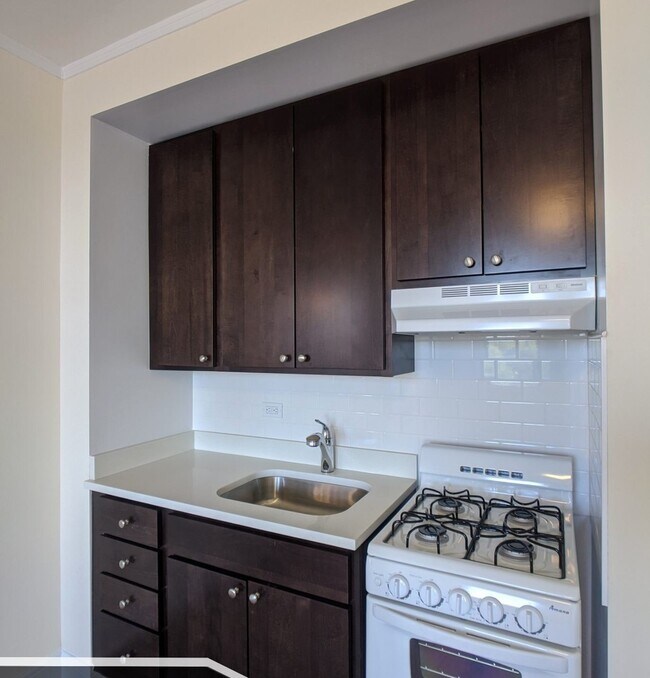Building Photo - 3335 W Diversey Ave