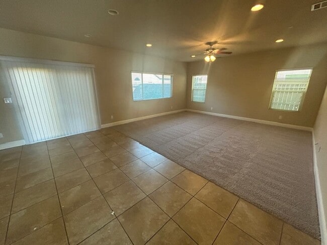 Building Photo - *Wait list full- Currently not accepting applications* 4 bedroom 2 bathroom in NW Visalia coming ...
