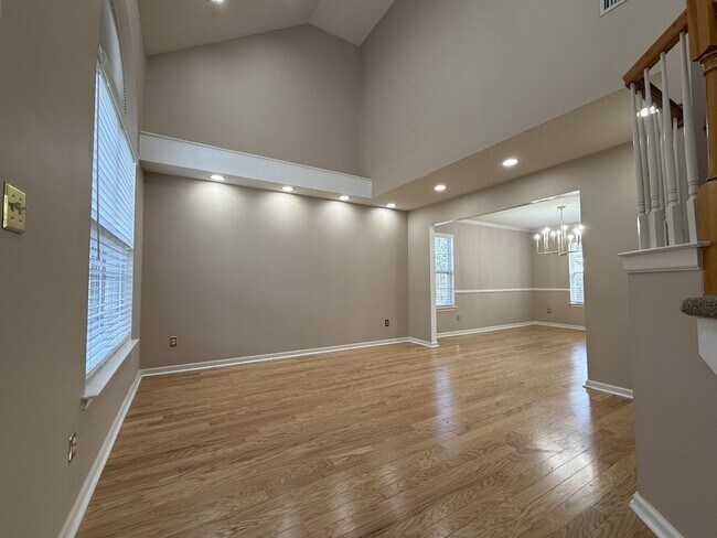 Building Photo - Newly Renovated Modern Home