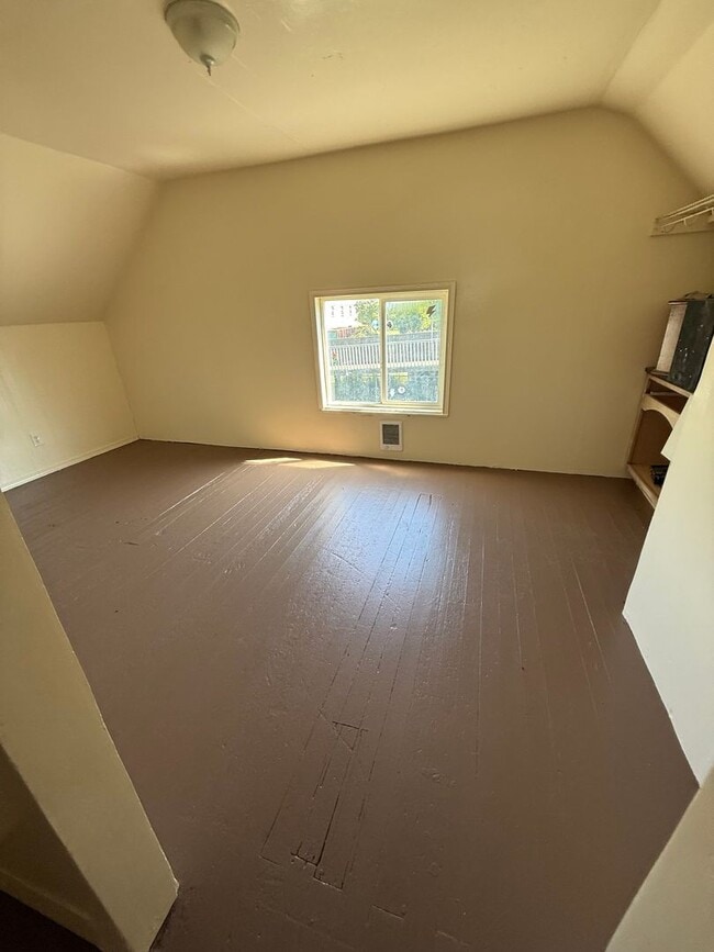 Building Photo - 3bd 1 1/2 ba