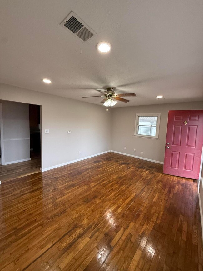 Building Photo - 719 Moberly Rd