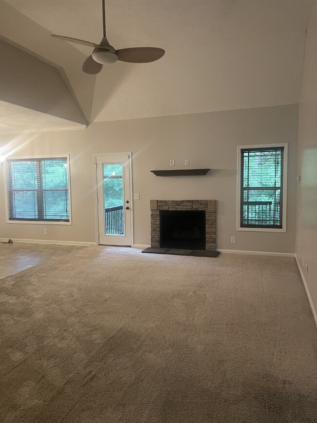 Building Photo - 634 Hidden Valley Dr
